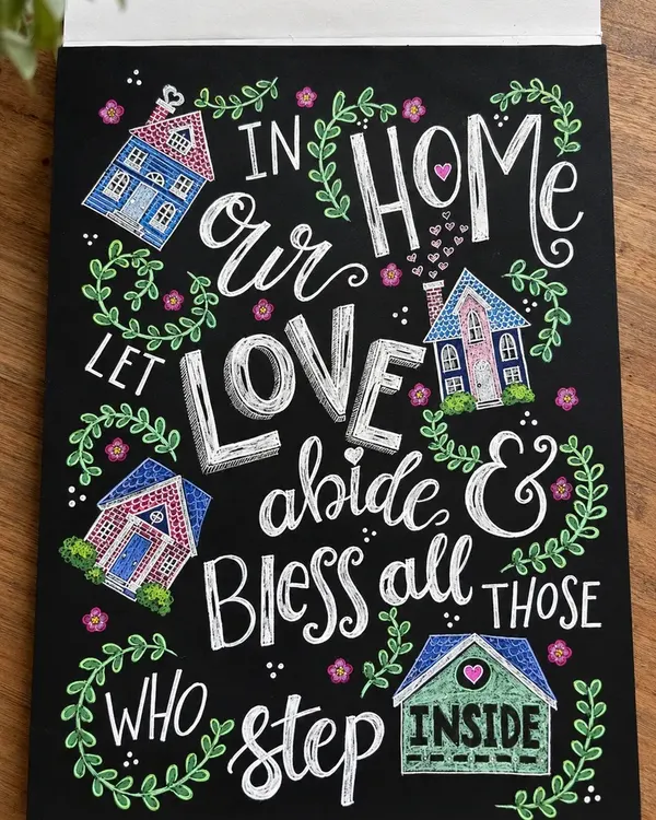 Chalkboard lettering: nápis o domově s domečky a lístky