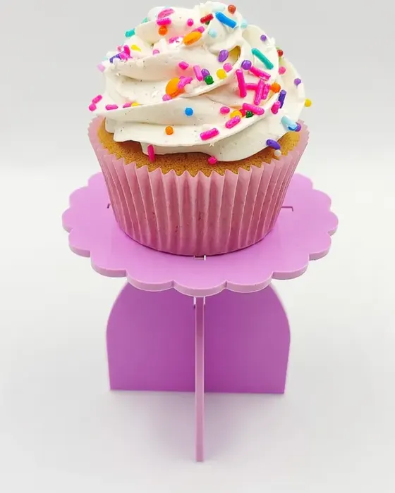 Cupcake se šlehačkovou čepicí a barevným sypáním